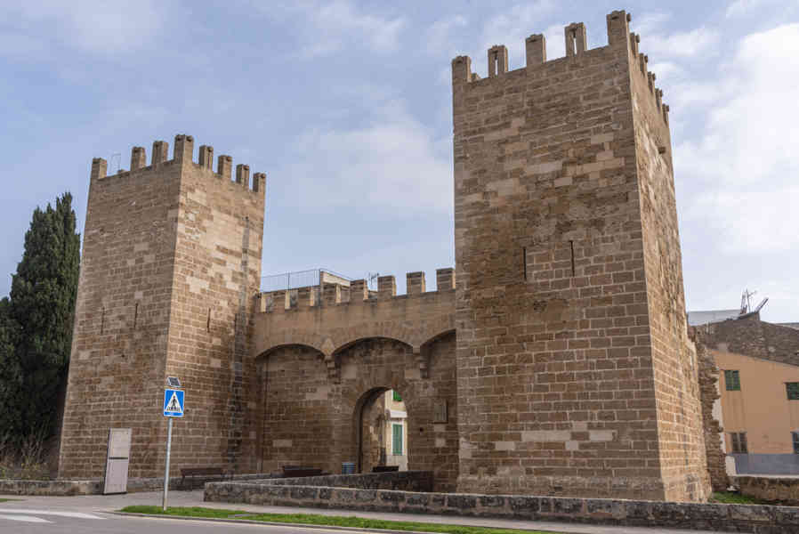Mallorca - Alcúdia 05 - muralla - Puerta de Mallorca o de Sant Sebastià.jpg